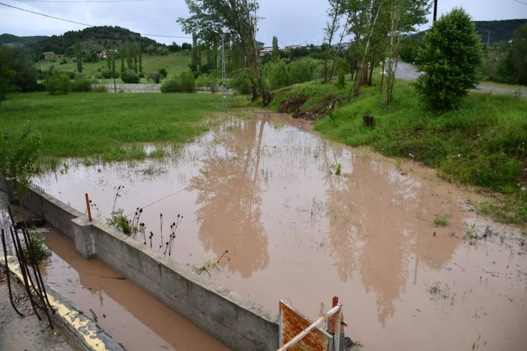 Giresun'u sağanak vurdu: Cadde, köy yolları ve tarım arazileri hasar gördü - Resim: 10